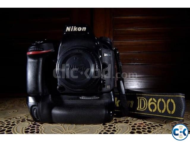 nikon D600 camera with Original Nikon MB-D14 Vertical Batter large image 0