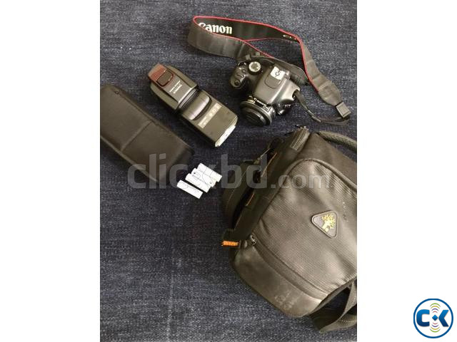 Canon DSLR Kiss X4 with 50mm prime lens and external flash large image 0