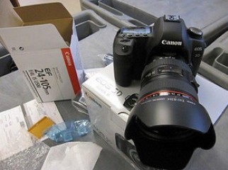 Canon EOS 5D Mark III 22.3-Megapixel Digital SLR