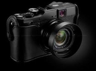 Fujifilm X10 Camera with f 2.0-2.8 Manual Zooming