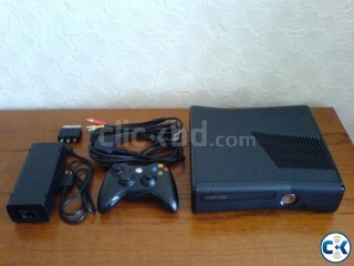 Xbox 360 Slim 250 GB 2 Controllers with HDMI