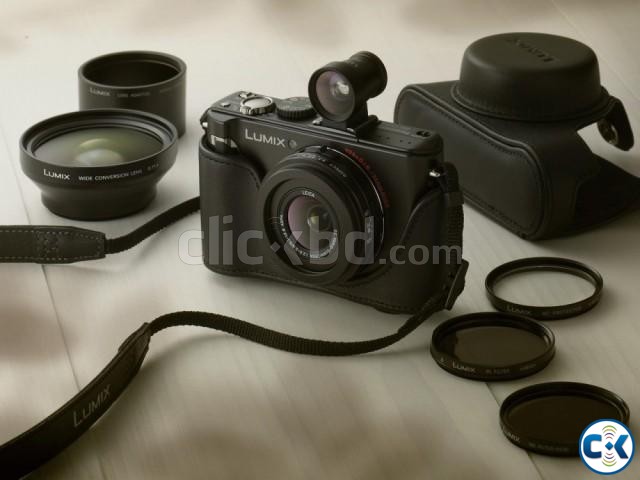 Leica Lens 24mm Wide w Panasonic LX3 10.1MP Camera large image 0