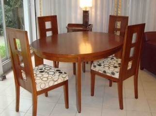 NZA - Dining table with 4 chairs made of solid wood.