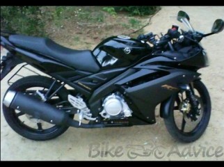 LIKE NEW R15 BLACK AND GOLDEN.Only 5 thousen km run..NO SPOT